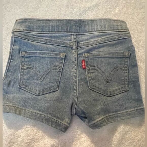 Levi’s 2T light wash 5-pocket belted zippered button closure blue denim shorts - Picture 4 of 10